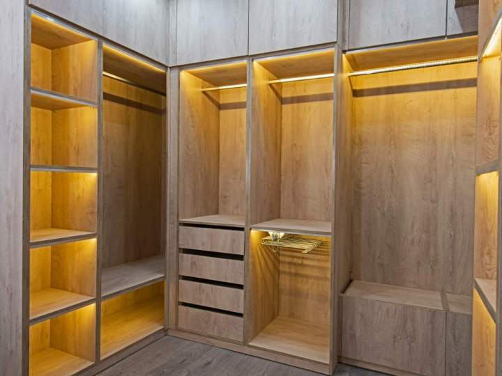 Pour un agencement intérieur fonctionnel, optez pour mes meubles en bois sur mesure.