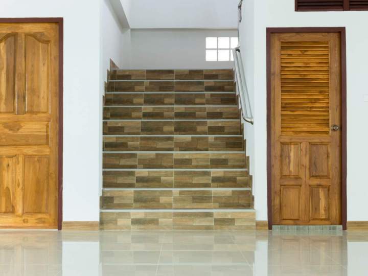 Laissez-vous séduire par le charme intemporel d’un escalier en bois.